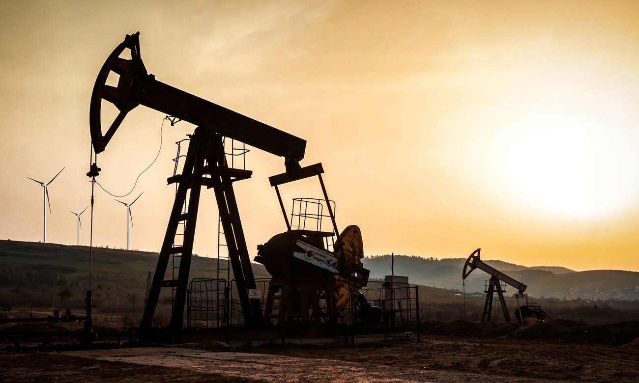 Plataforma de extracción en un yacimiento petrolero en plena operación, reflejo de la actividad clave del sector energético a nivel mundial.