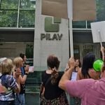 Ahorristas se manifiestan frente a oficinas de Pilay en reclamo por condiciones contractuales.