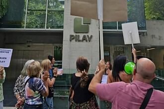 Ahorristas se manifiestan frente a oficinas de Pilay en reclamo por condiciones contractuales.