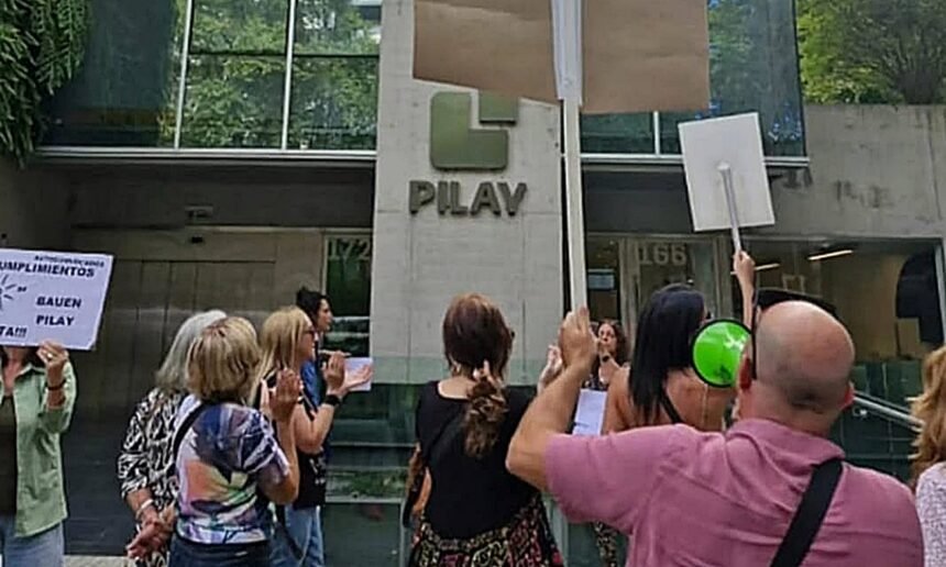 Ahorristas se manifiestan frente a oficinas de Pilay en reclamo por condiciones contractuales.