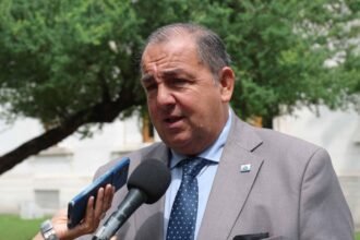 El intendente de Santa Fe, Juan Pablo Poletti, en contacto con medios de prensa durante una actividad oficial en la ciudad.