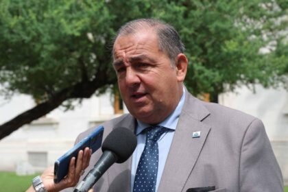 El intendente de Santa Fe, Juan Pablo Poletti, en contacto con medios de prensa durante una actividad oficial en la ciudad.