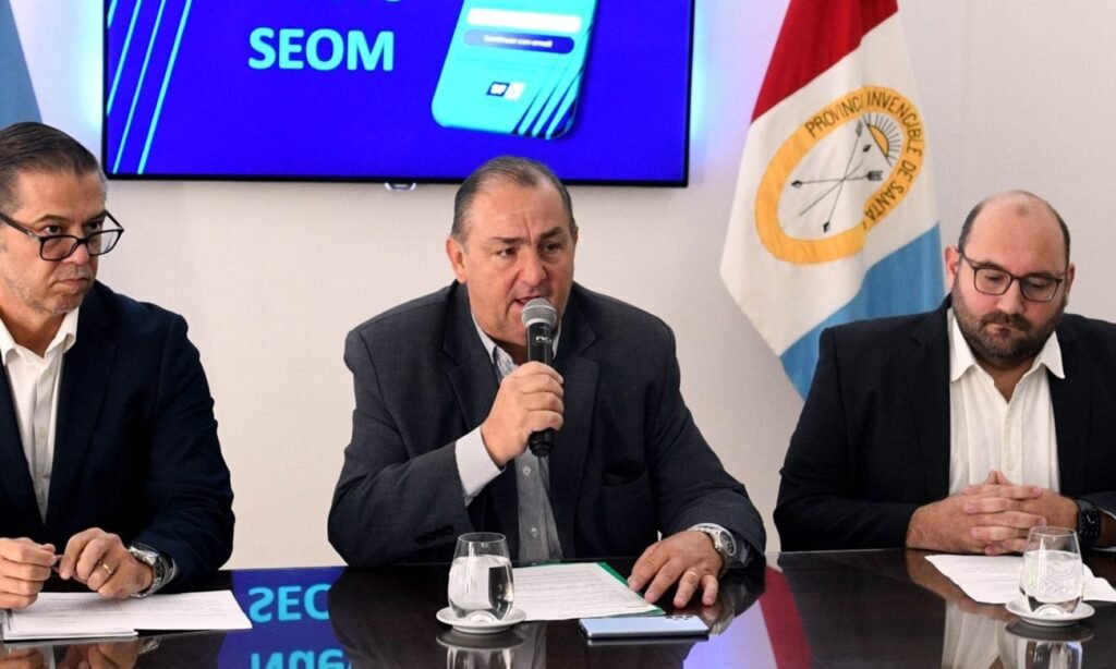 El intendente Juan Pablo Poletti, junto al secretario Sebastián Mastropaolo y funcionarios municipales, durante la presentación del Nuevo Sistema de Estacionamiento Ordenado Municipal (SEOM) en la ciudad de Santa Fe.