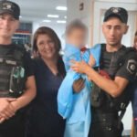 Efectivos policiales junto al personal médico en el hospital tras el traslado de emergencia de la beba asistida en Rosario. Foto de archivo.