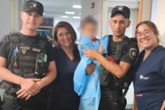 Efectivos policiales junto al personal médico en el hospital tras el traslado de emergencia de la beba asistida en Rosario. Foto de archivo.