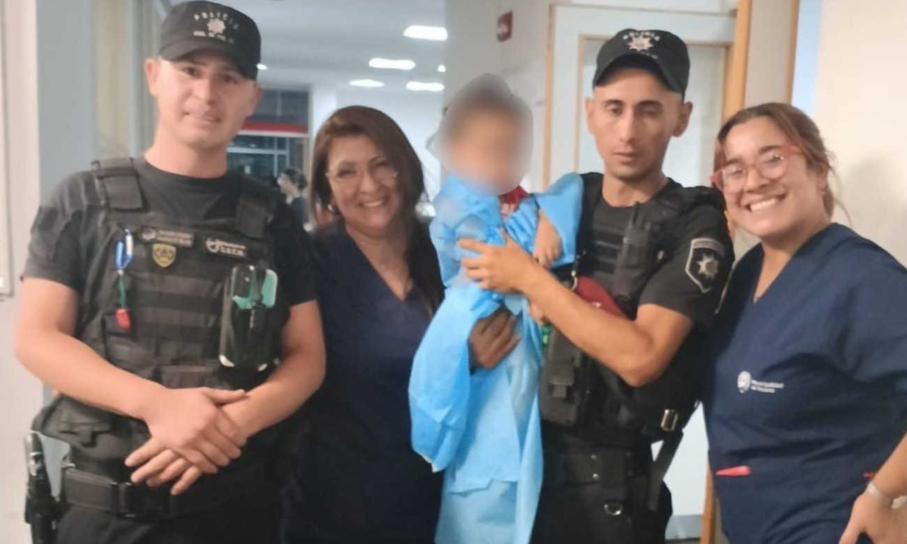 Efectivos policiales junto al personal médico en el hospital tras el traslado de emergencia de la beba asistida en Rosario. Foto de archivo.