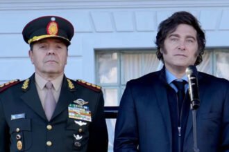 Carlos Presti, ministro de Defensa de Argentina, junto al presidente Javier Milei durante un encuentro oficial, foto de archivo.