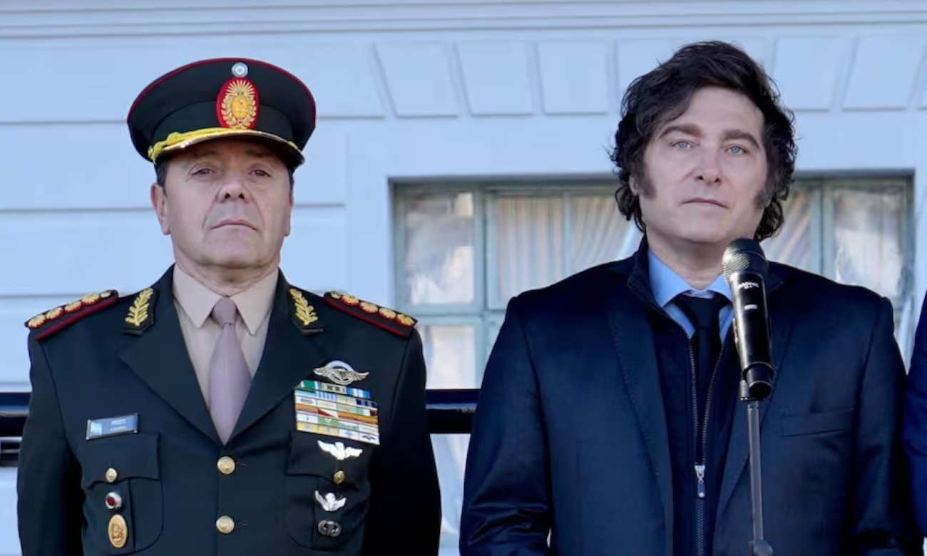 Carlos Presti, ministro de Defensa de Argentina, junto al presidente Javier Milei durante un encuentro oficial, foto de archivo.