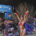 Comparsas desfilan con trajes coloridos durante los festejos de carnaval en Puerto General San Martín.
