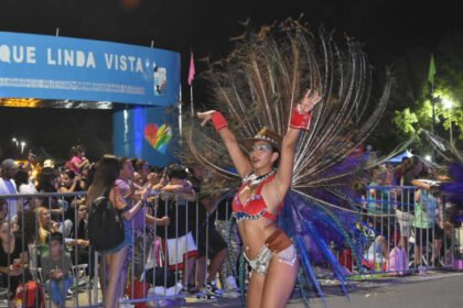 Comparsas desfilan con trajes coloridos durante los festejos de carnaval en Puerto General San Martín.