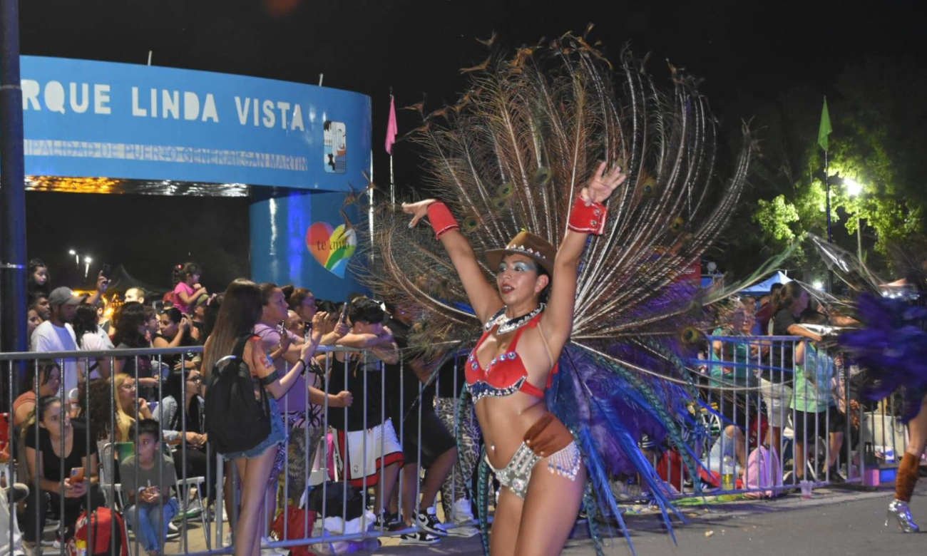 Comparsas desfilan con trajes coloridos durante los festejos de carnaval en Puerto General San Martín.
