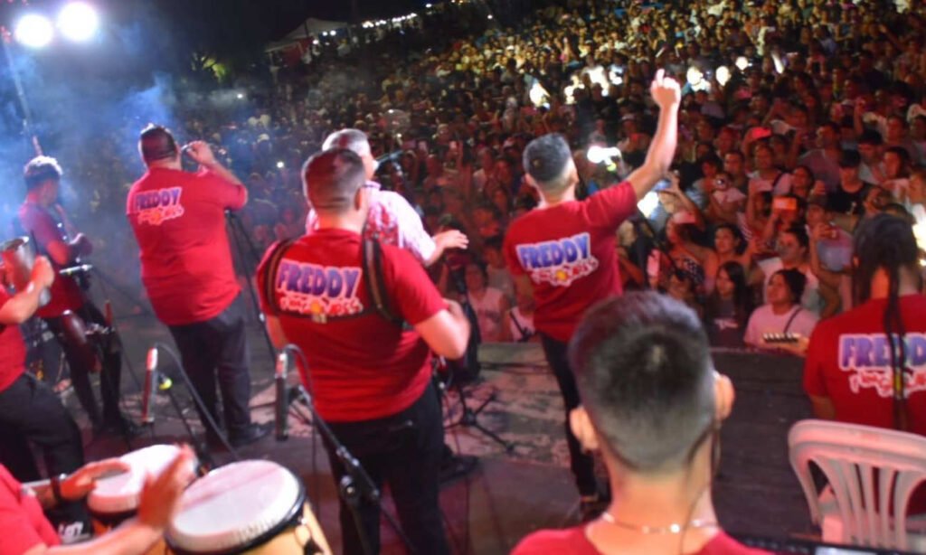 Bandas y artistas locales animan la noche con música en vivo durante los festejos de carnaval en Puerto General San Martín.