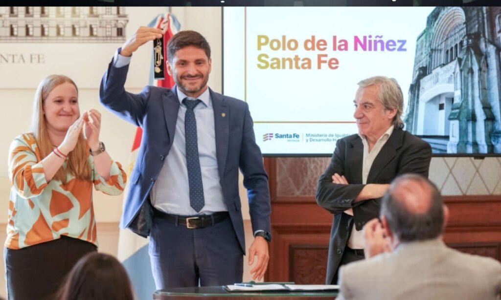 Pullaro, Tejeda y autoridades provinciales encabezaron el acto de firma para la compra del inmueble donde se creará el Polo de la Niñez.