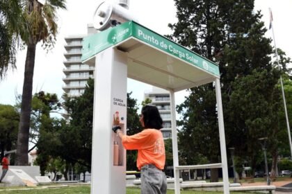 Estación solar instalada en Plaza Constituyentes de Santa Fe, un dispositivo sustentable que brinda servicios a los vecinos. Foto de archivo.