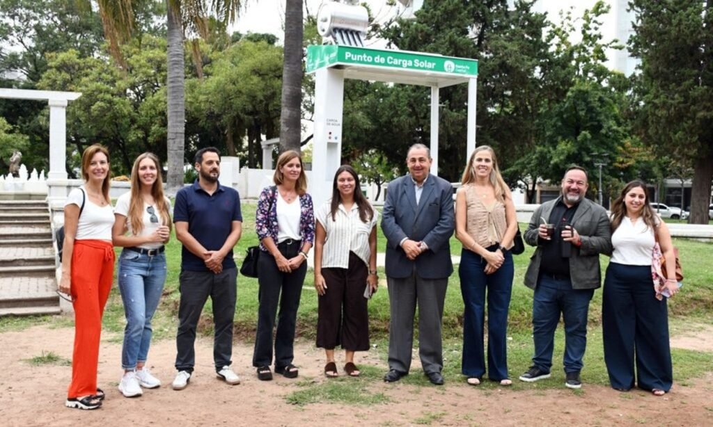 El intendente Juan Pablo Poletti participó de la inauguración de la estación solar en Plaza Constituyentes junto a representantes de ADER y funcionarios municipales. Foto de archivo.