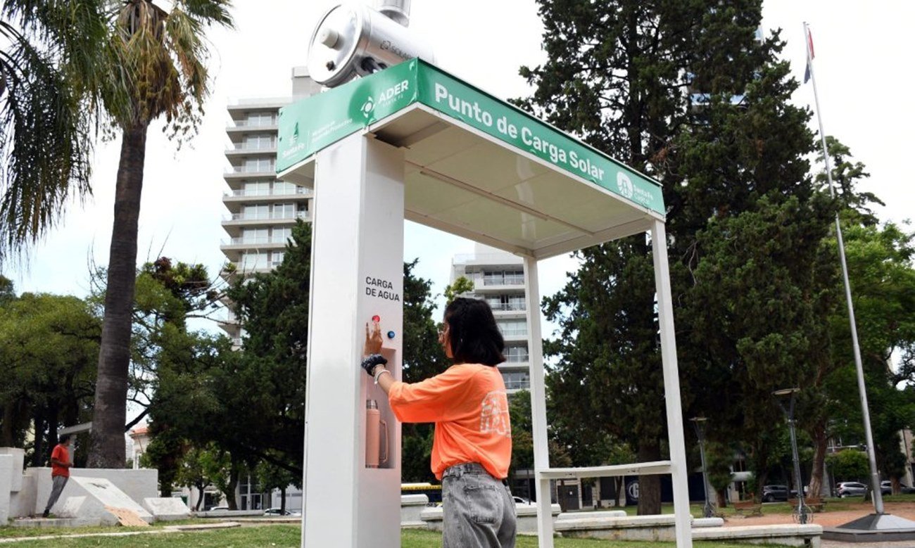 Estación solar instalada en Plaza Constituyentes de Santa Fe, un dispositivo sustentable que brinda servicios a los vecinos. Foto de archivo.
