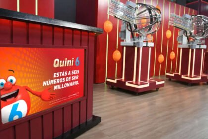 Sorteo del Quini 6 en la sala oficial de la Lotería de Santa Fe, donde se extraen los números ganadores del tradicional juego de azar. (Foto: archivo)