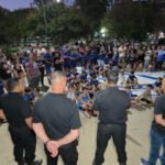 Vecinos de Recreo se movilizan frente a la comisaría para reclamar mayor seguridad tras los robos al club Nobleza. Foto: FM Power Max.