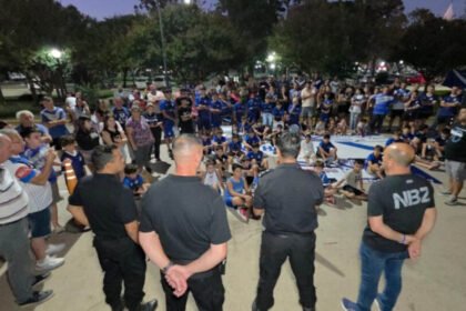 Vecinos de Recreo se movilizan frente a la comisaría para reclamar mayor seguridad tras los robos al club Nobleza. Foto: FM Power Max.