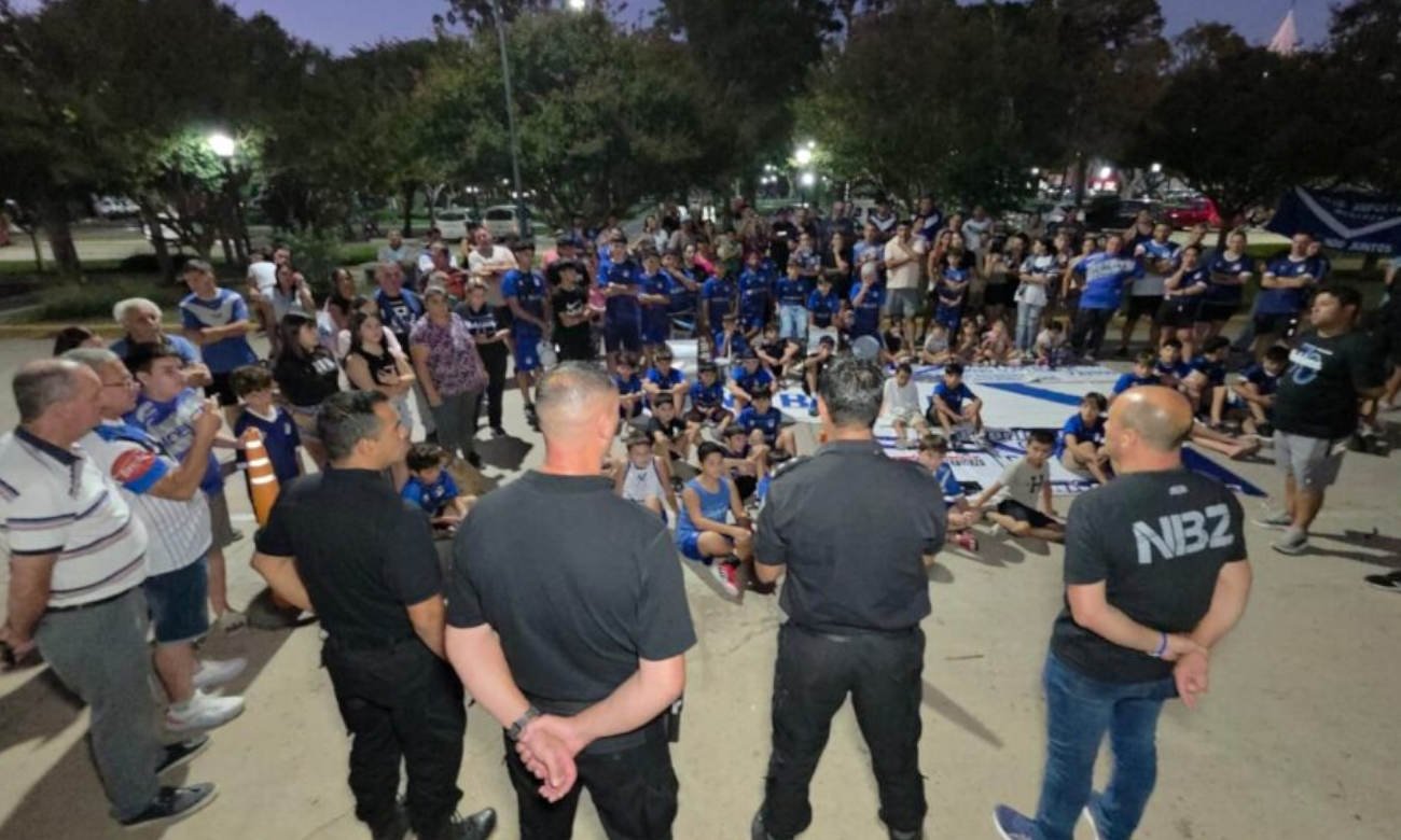 Vecinos de Recreo se movilizan frente a la comisaría para reclamar mayor seguridad tras los robos al club Nobleza. Foto: FM Power Max.