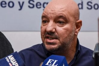 Rodrigo Alonso, secretario general de Amsafe, durante una conferencia de prensa en el marco de un reclamo salarial docente. Foto de archivo.