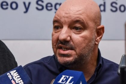 Rodrigo Alonso, secretario general de Amsafe, durante una conferencia de prensa en el marco de un reclamo salarial docente. Foto de archivo.