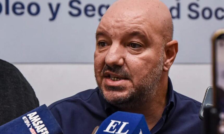 Rodrigo Alonso, secretario general de Amsafe, durante una conferencia de prensa en el marco de un reclamo salarial docente. Foto de archivo.