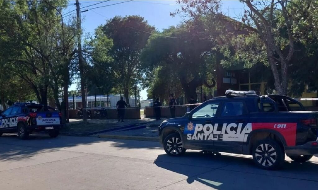 Presencia policial en la Escuela Mariano Moreno tras el ataque que conmocionó a la comunidad de San Cristóbal.