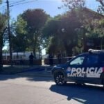 Presencia policial en la Escuela Mariano Moreno tras el ataque que conmocionó a la comunidad de San Cristóbal.