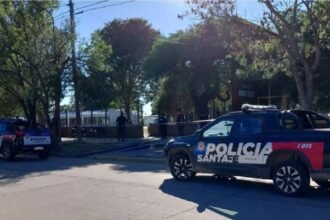 Presencia policial en la Escuela Mariano Moreno tras el ataque que conmocionó a la comunidad de San Cristóbal.