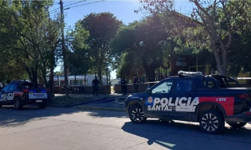 Presencia policial en la Escuela Mariano Moreno tras el ataque que conmocionó a la comunidad de San Cristóbal.