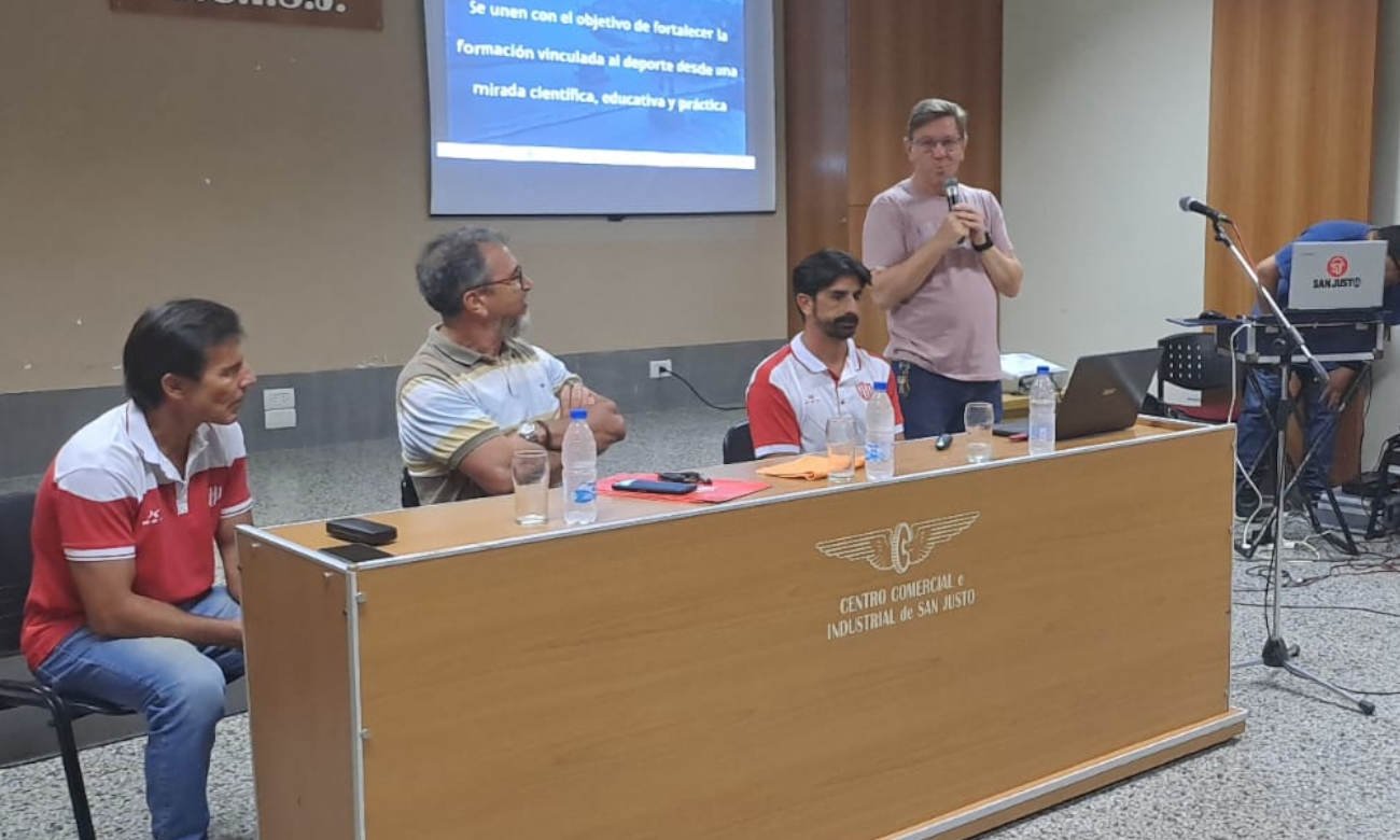 Presentación de la Academia de Ciencias del Deporte con amplia participación de la comunidad deportiva local.