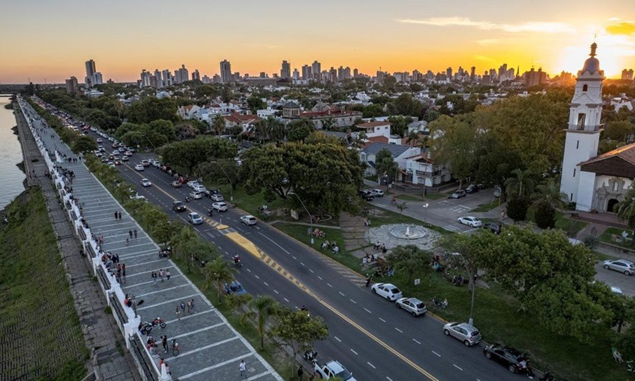 Vista general de la Costanera Oeste de la ciudad de Santa Fe, uno de los principales espacios recreativos y turísticos elegidos por residentes y visitantes. Foto de archivo.