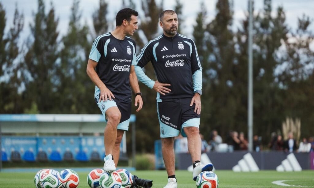 Lionel Scaloni y Walter Samuel dialogan durante una práctica de la Selección Argentina en el predio de Ezeiza, en una imagen de archivo.
