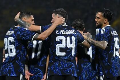 Jugadores de la Selección Argentina celebran uno de los goles en La Bombonera durante el amistoso previo al Mundial.