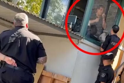 instante de máxima tensión durante la intervención policial previa al desenlace del incidente en una empresa de Rosario.