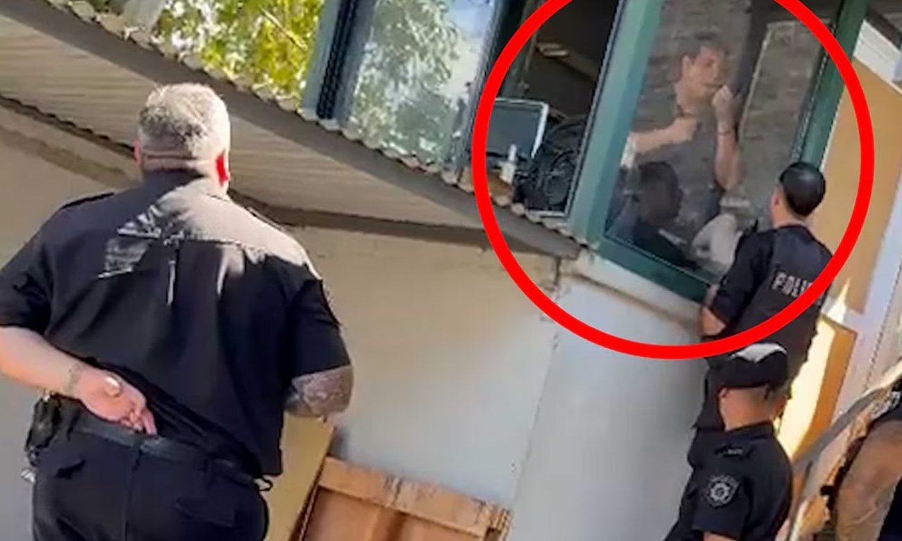 instante de máxima tensión durante la intervención policial previa al desenlace del incidente en una empresa de Rosario.