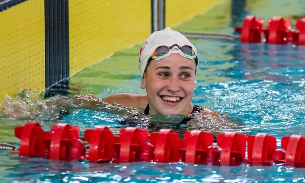 Sofía Garcés durante una competencia de natación, enfocada en su rendimiento y técnica en el agua
