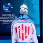 Sofía Garcés, nadadora de aguas abiertas del Club Unión, emerge del agua tras una exigente jornada de entrenamiento