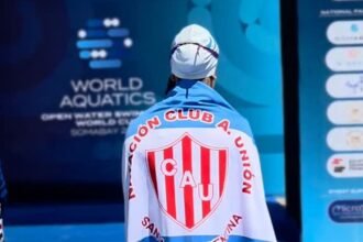 Sofía Garcés, nadadora de aguas abiertas del Club Unión, emerge del agua tras una exigente jornada de entrenamiento