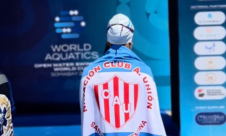 Sofía Garcés, nadadora de aguas abiertas del Club Unión, emerge del agua tras una exigente jornada de entrenamiento