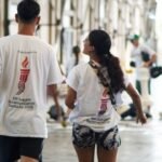 Voluntarios participan en tareas de organización y asistencia durante un evento deportivo internacional, en el marco de los Juegos Suramericanos 2026.