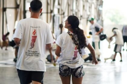 Voluntarios participan en tareas de organización y asistencia durante un evento deportivo internacional, en el marco de los Juegos Suramericanos 2026.