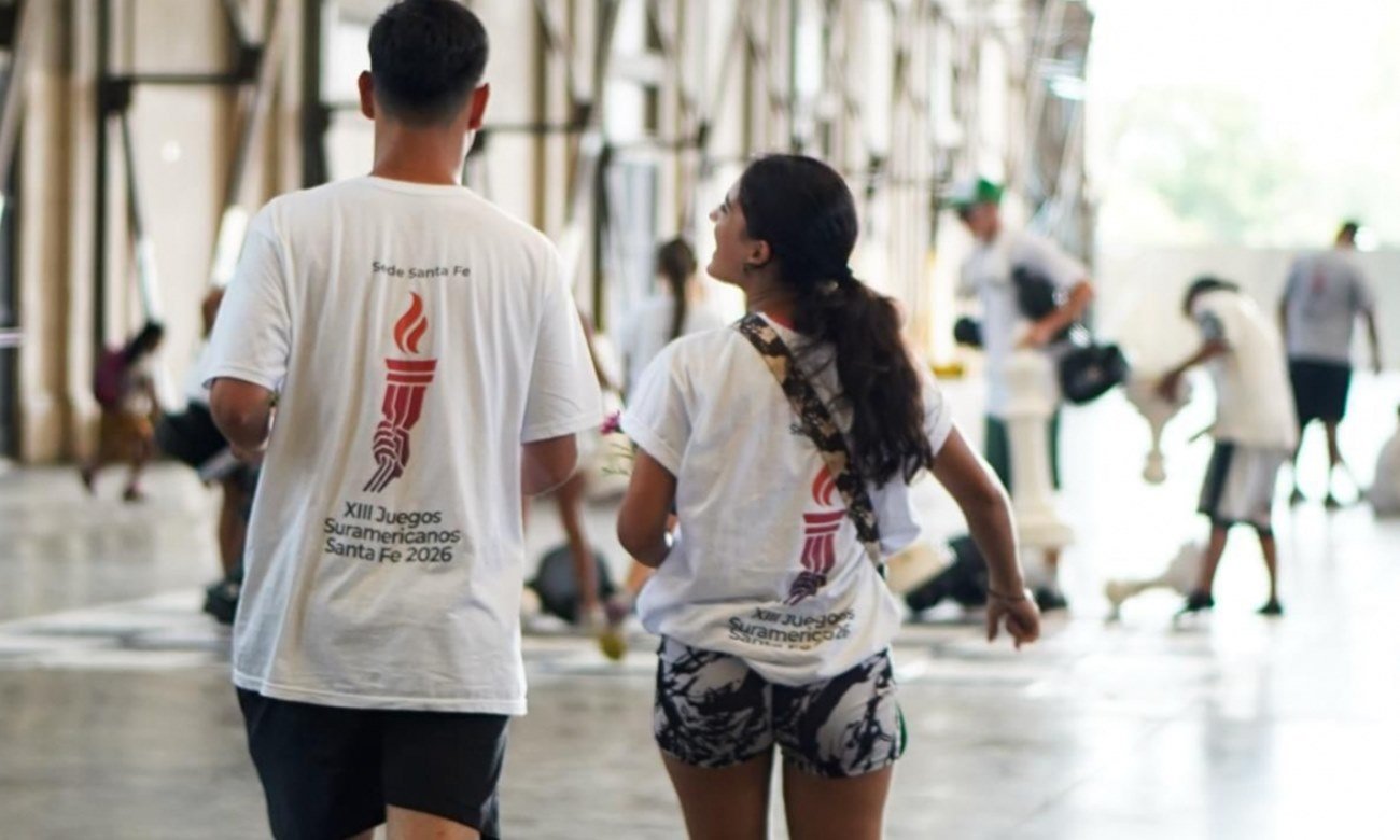 Voluntarios participan en tareas de organización y asistencia durante un evento deportivo internacional, en el marco de los Juegos Suramericanos 2026.