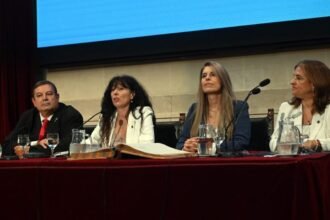 Laura Tarabella durante el acto de asunción como rectora de la Universidad Nacional del Litoral en el Paraninfo de la institución.