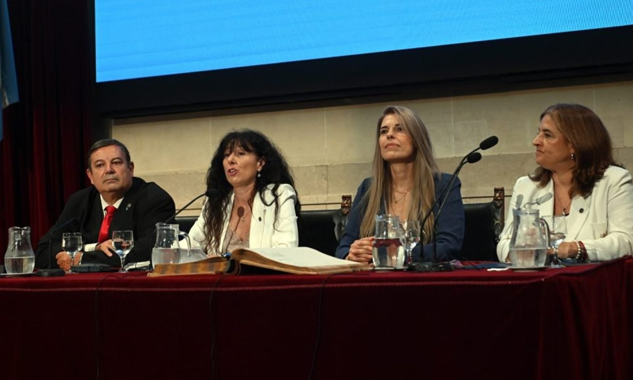 Laura Tarabella durante el acto de asunción como rectora de la Universidad Nacional del Litoral en el Paraninfo de la institución.
