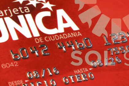 Tarjeta Única de Ciudadanía utilizada para la compra de alimentos en comercios adheridos. Foto de archivo.