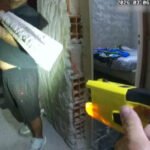 Momento en que efectivos policiales utilizan una pistola Taser para reducir a un hombre durante un operativo por violencia de género en una vivienda de la zona sur de Rosar