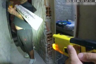 Momento en que efectivos policiales utilizan una pistola Taser para reducir a un hombre durante un operativo por violencia de género en una vivienda de la zona sur de Rosar