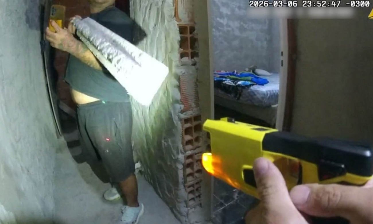 Momento en que efectivos policiales utilizan una pistola Taser para reducir a un hombre durante un operativo por violencia de género en una vivienda de la zona sur de Rosar